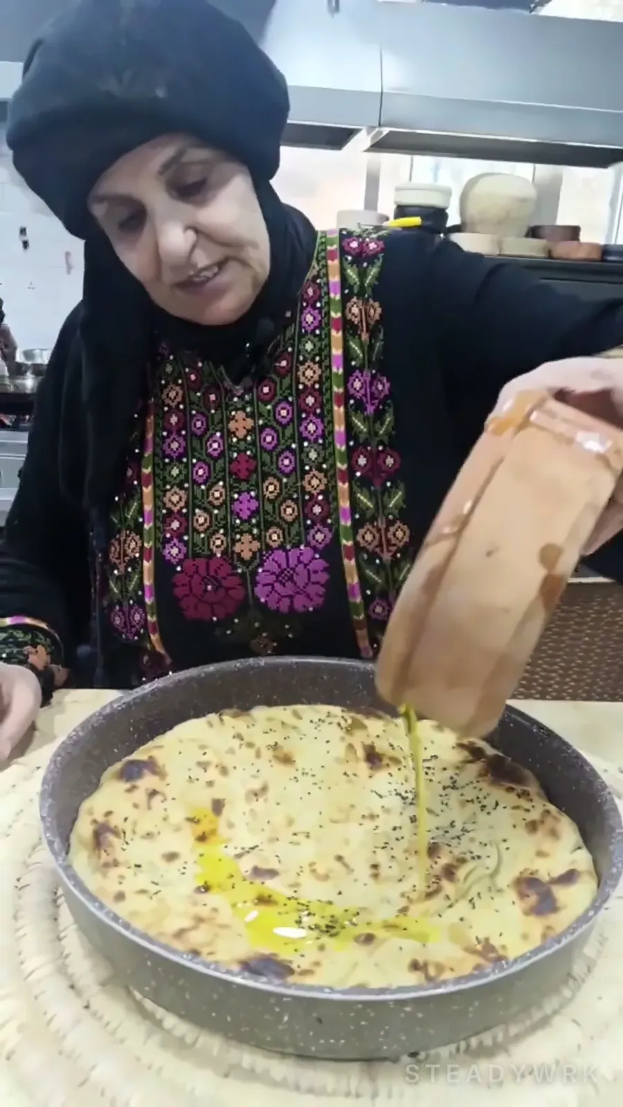 إيد أم محمد بتسكب زيت زيتون على فطيرة الكشك