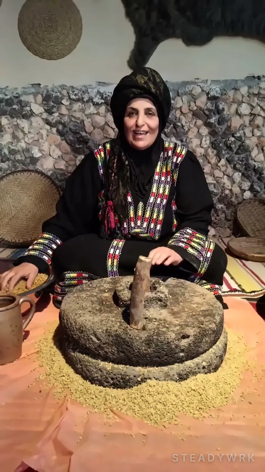 إيدين أم محمد على حجر الرحى
